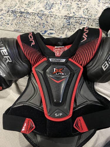 Bauer S18 Vapor 1X Lite Junior Hockey Shoulder Pads