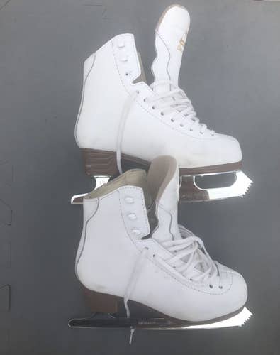 White Used Jackson Ultima Classique Size 3 Figure Skates