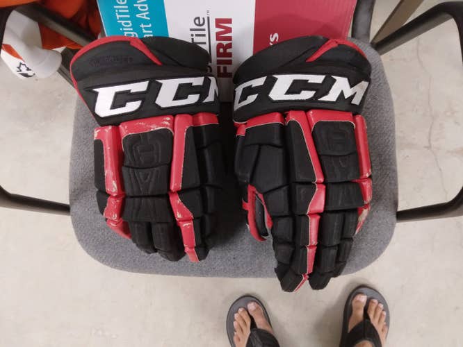 Chicago Pro Stock package CCM U+ Crazy Light Gloves 14" , Adidas Practice Jersey, matching (L) socks