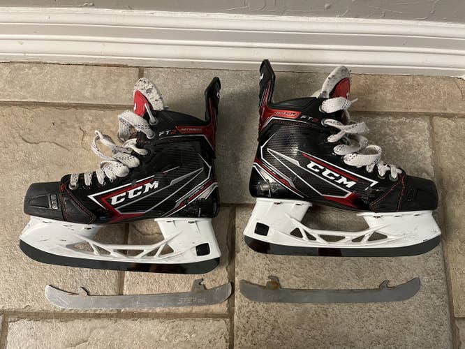Junior CCM JetSpeed FT2 Regular Width Size 4 Hockey Skates