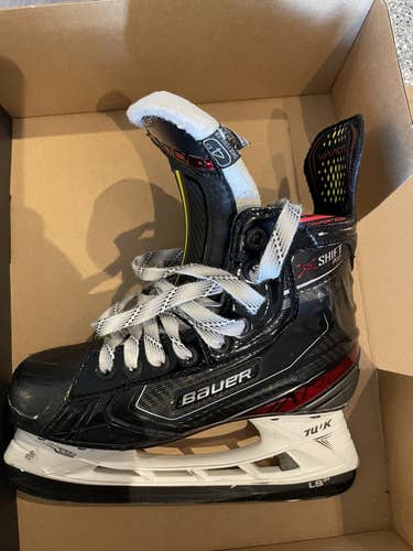 Used Bauer Regular Width  Size 4 Vapor X Shift Hockey Skates