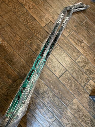 2 Pack Right P92 Bauer Pro Stock Vapor ADV FlyLite 69” Hockey Sticks
