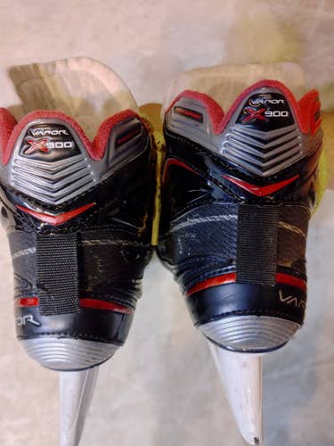 Junior Bauer Vapor x900 Hockey Goalie Skates Regular Width Size 3.5