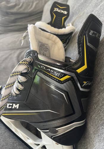 Senior CCM Regular Width  Size 8.5 Tacks Classic Pro+ Hockey Skates