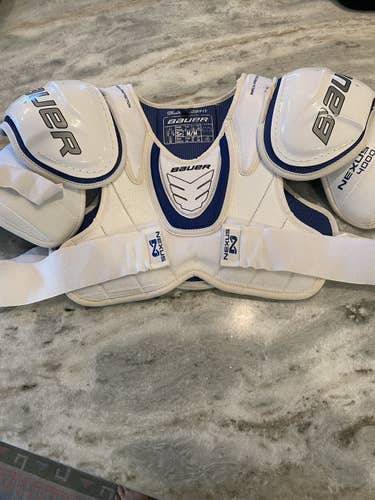 NEWSenior Medium Bauer  Nexus 4000 Shoulder Pads