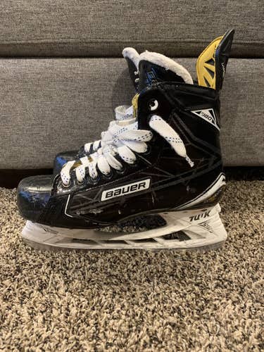 Senior Bauer Extra Wide Width  Size 8.5 Supreme 180 Hockey Skates