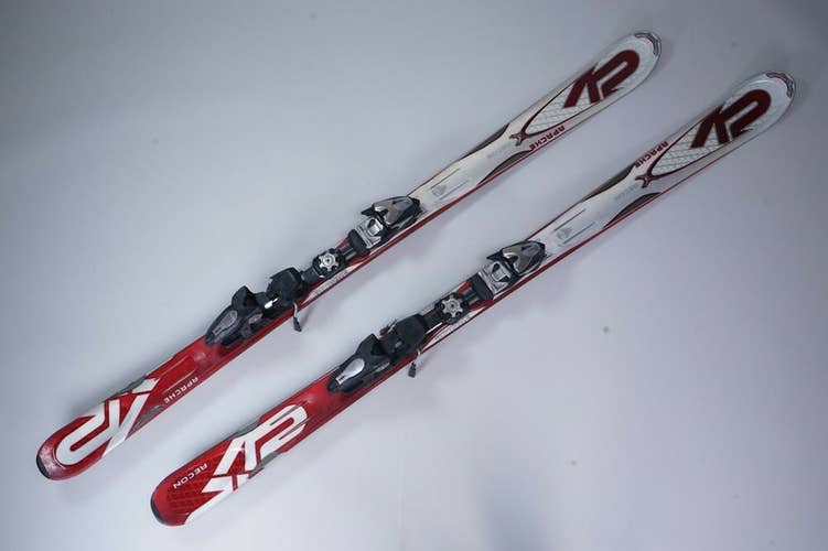 K2 APACHE RECON 163CM SNOW SKIS W/ MX 12.0 MARKER BINDINGS, MENS WHITE/RED