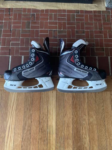 Youth Bauer Regular Width  Size 1 Vapor x40 Hockey Skates