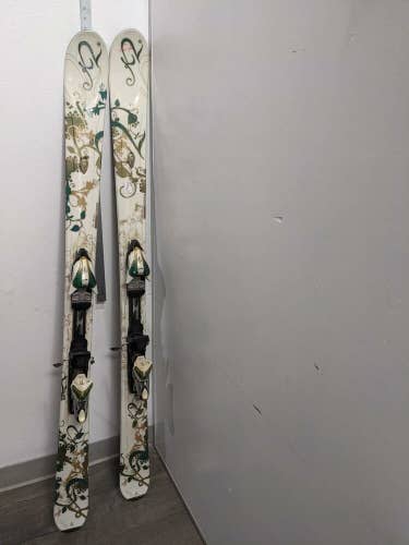 K2 Women's Skis w/Marker Bindings Size 153 White/Gold Used