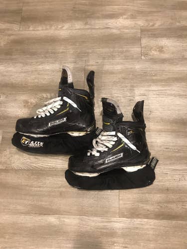 Senior Bauer Regular Width  Size 9.5 Supreme 2S Pro Hockey Skates