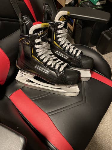 New Bauer Supreme 2S Hockey Skates Regular Width Size 9 with spare new runners