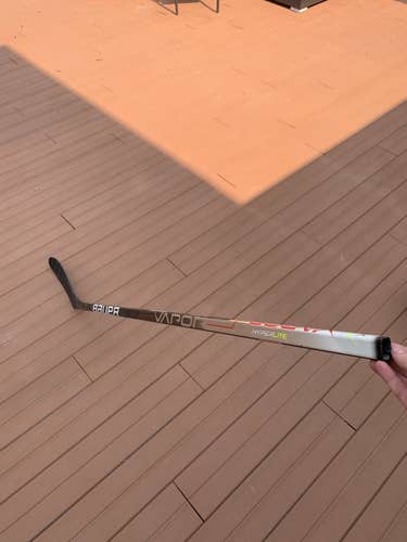 Intermediate Right Handed Toe Pattern  Vapor Hyperlite Hockey Stick