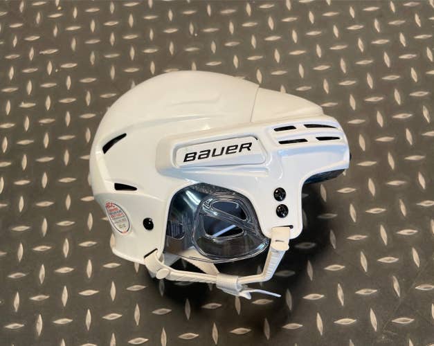 White Bauer 7500 Hockey Helmet (Sr M)