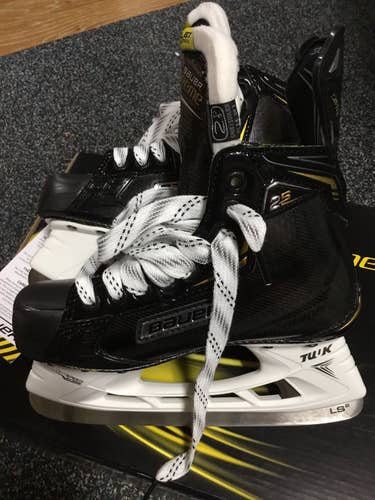 Junior Bauer Regular Width  Size 2.5 Supreme 2S Hockey Skates