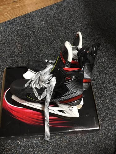 Junior Bauer Regular Width Size 5.5 Vapor 2X Pro Hockey Skates