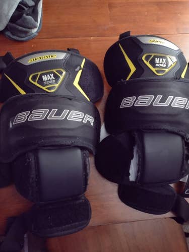 Used Bauer Jr knee pads