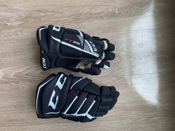Black Junior CCM 12" JetSpeed FT370 Gloves