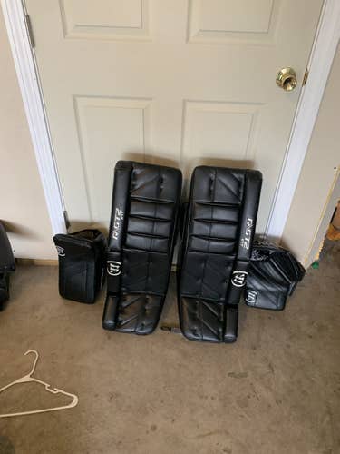 Black Used Intermediate 31" Warrior Regular R/GT2 Intermediate Goalie Full Set