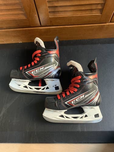 Junior CCM Regular Width  Size 2 JetSpeed FT470 Hockey Skates