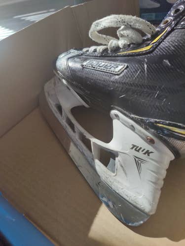 Junior Bauer Supreme 2S Hockey Skates Regular Width Size 5