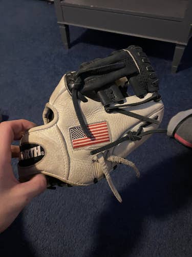 White  Right Hand Throw 9.5" Baseball Glove