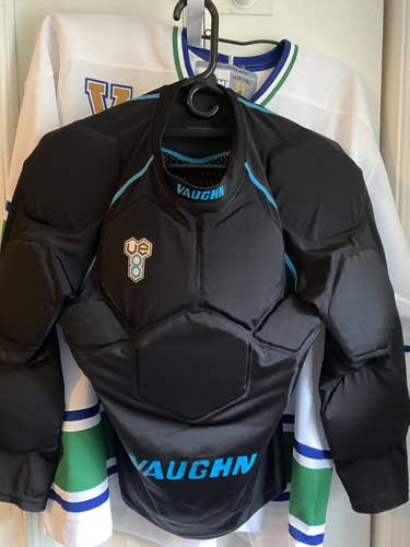 Vaughn velocity v8 padded goalie shirt - Senior XL