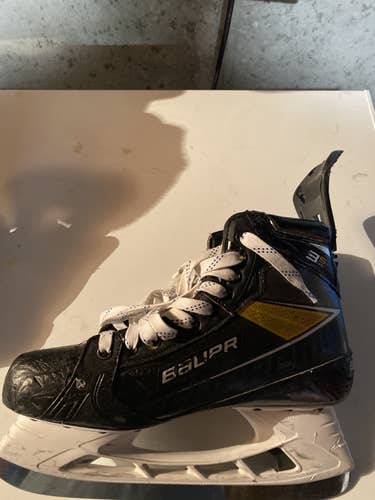Senior Bauer Regular Width  Size 9.5 Supreme 3S Pro Hockey Skates