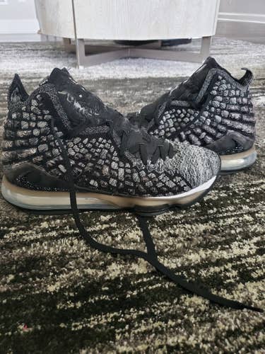 Black Used Men's Size 11 (Women's 12) Nike Shoes