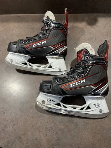 Junior CCM Regular Width  Size 2.5 JetSpeed FT390 Hockey Skates