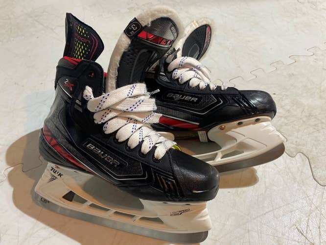 Junior Bauer Extra Wide Width Size 3.5 Vapor 2X Hockey Skates