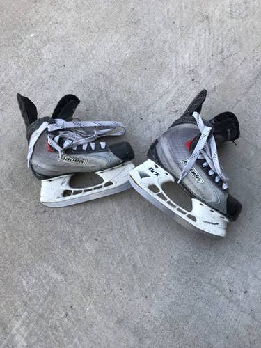 Junior Bauer Size 2.5 Vapor x40 Hockey Skates