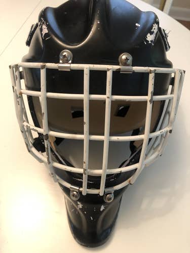 Black Senior Used Wall W4 Goalie Mask & bonus legal cat cage
