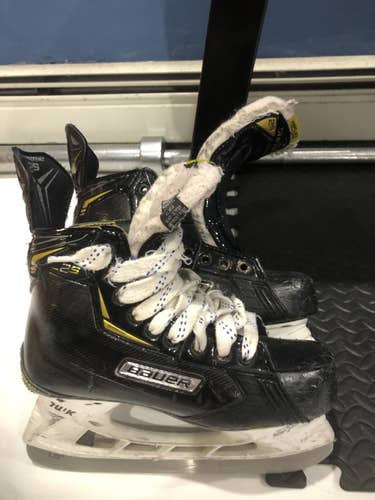 Used Junior Bauer Supreme 2S Skates Size 4.5