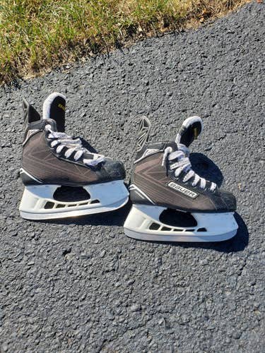 Junior Used Bauer Supreme S140 Hockey Skates Regular Width Size 2