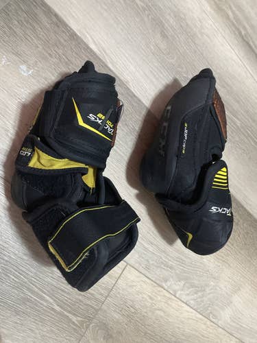 Used Small CCM  Tacks 7092 Elbow Pads