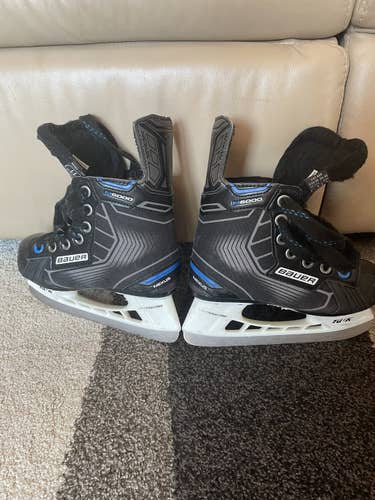 Youth Bauer Regular Width Size 11 Nexus 6000 Hockey Skates