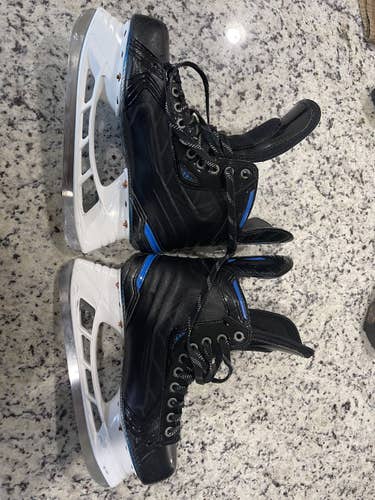Senior Bauer Extra Wide Width Size 9 1N Vcut Hockey Skates
