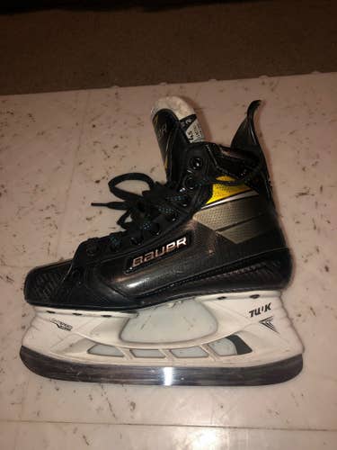 Junior Used Bauer Supreme 3S Pro Hockey Skates Regular Width Size 4.5