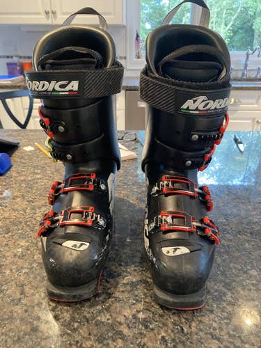 Nordica Doberman ski boot