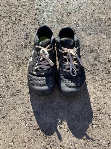 Under Armour Turf Shoes. Size 8. 10$ OR BEST OFFER