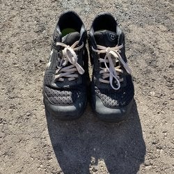 Under Armour Turf Shoes. Size 8. 10$ OR BEST OFFER