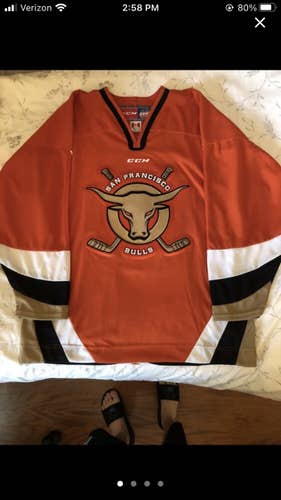 Jersey/hoodie/2 T-shirt Bundle