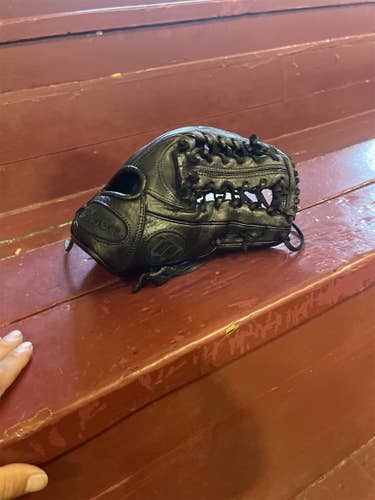 Black Used Infield A950 11.75" Baseball Glove