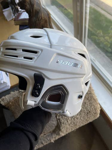 White New Large Bauer Re-Akt 200 Helmet