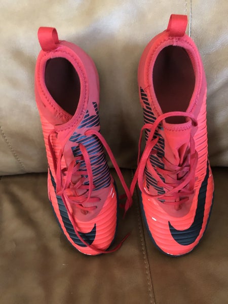 Red Used Men's Size 8.5 (Women's 9.5) Indoor Nike Cleats