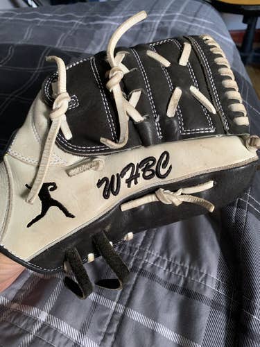 White Used Right Hand Throw 11.75" Baseball Glove