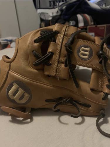 Used Right Hand Throw 11.5" A2000 Baseball Glove