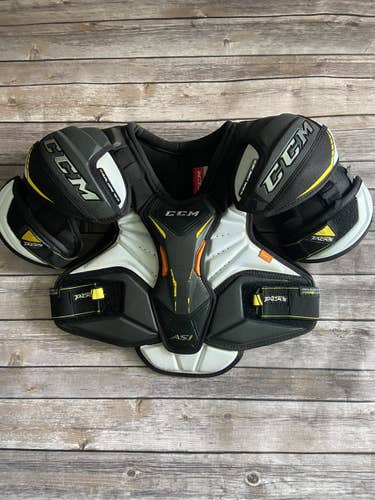 CCM  Super Tacks AS1 Shoulder Pads Sr Small