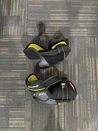 Used Small CCM  Tacks 9080 Elbow Pads