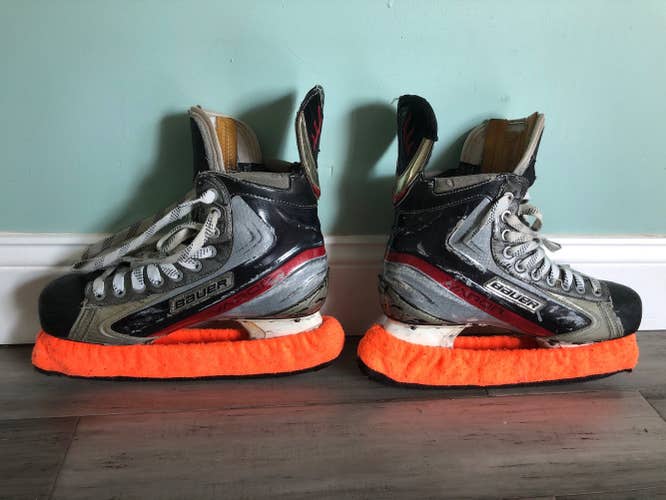 Senior Bauer Regular Width  Size 9 Vapor APX Hockey Skates